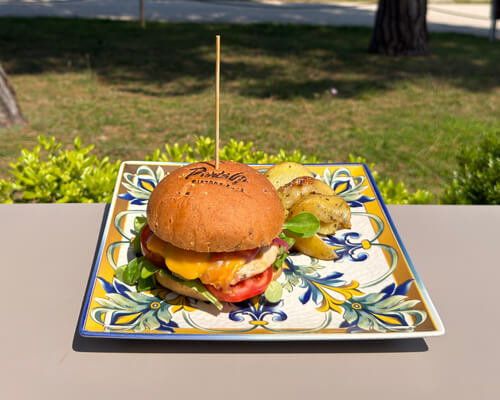 Il chicken burger al Punta Grò Bistrot, Sirmione