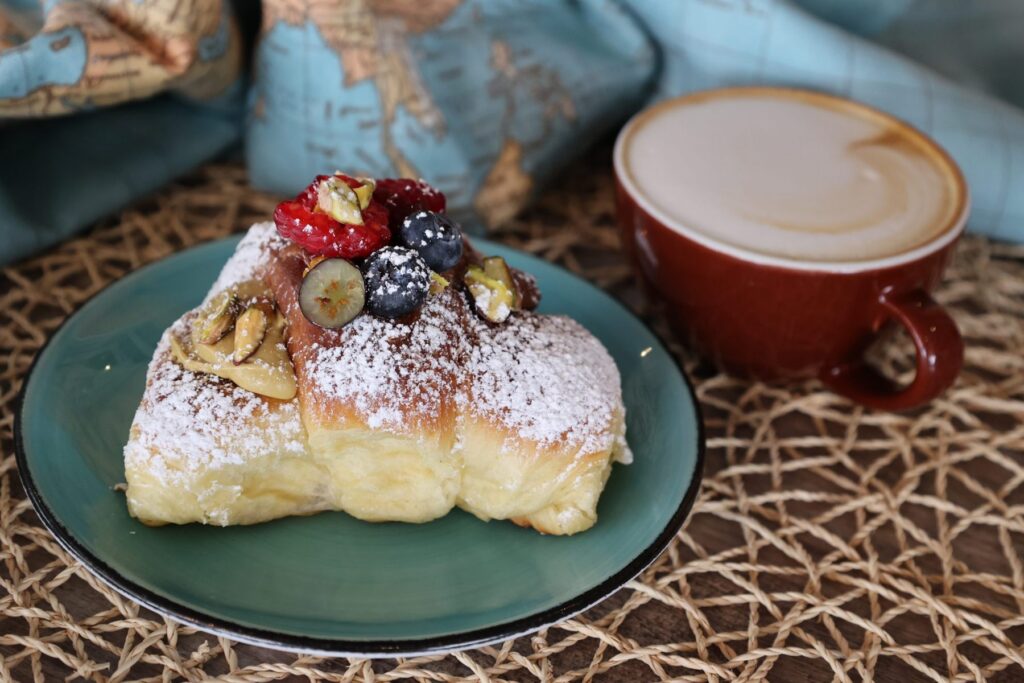 Brioche super farcita con frutti di bosco e cappuccino al Punta Grò Bistrot